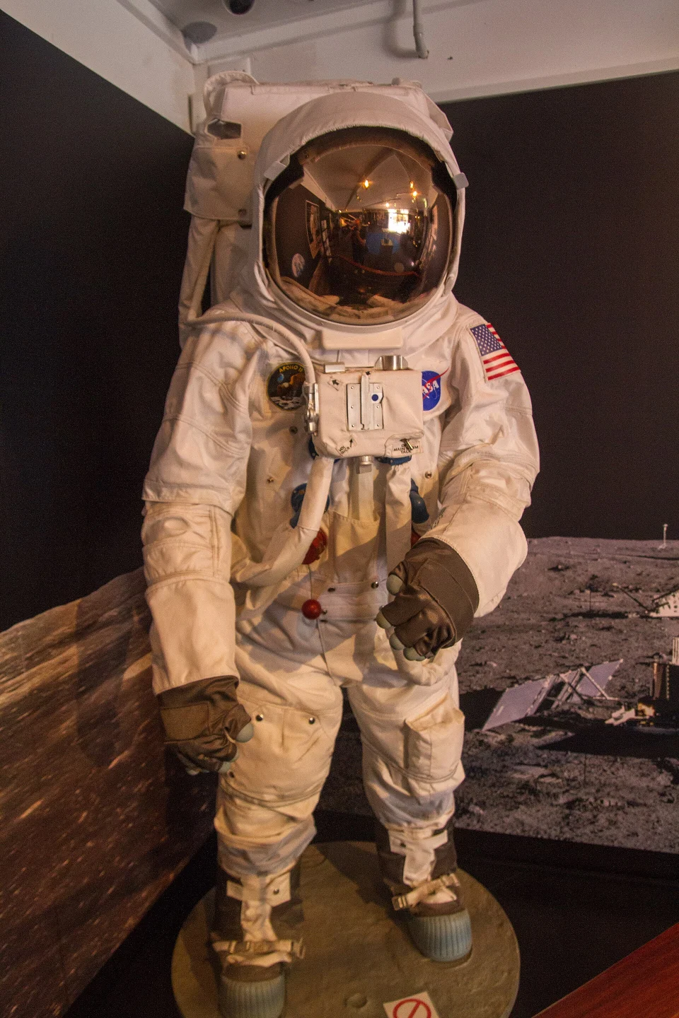 Space_suit_at_Canberra_Deep_Space_Communication_Complex_museum