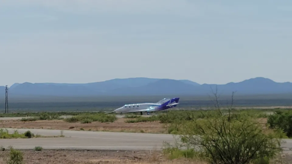 VSS Unity Galactic 07 uçuşunun ardından inerken